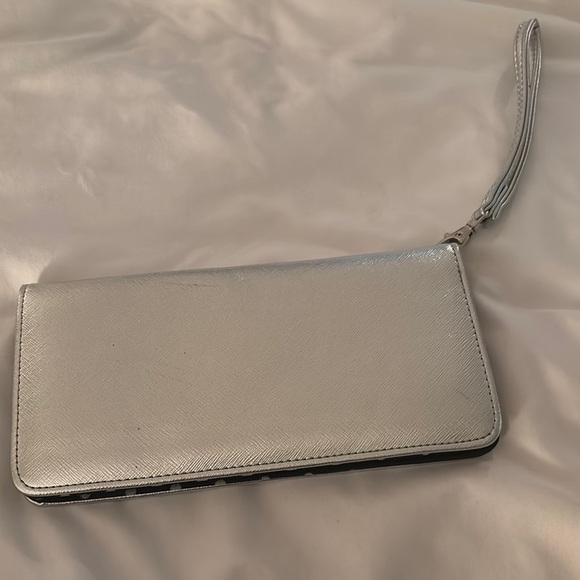 Elegant Silver Wristlet Clutch - Picture 1 of 7